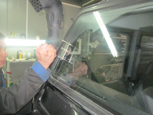 Качественно и недорого замена бокового стекла в Москве для Land Rover